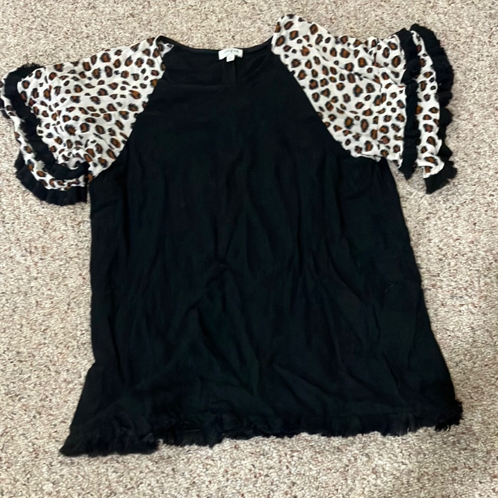 UmgeeBlack Top with Leopard Print Sleeves